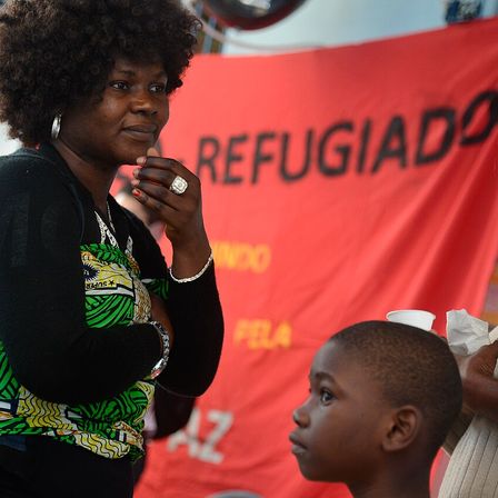 Photograph: REFUGIADOS DO CONGO SE UNEM PARA TORCER PELOS JUDOCAS DA EQUIPE DE REFUGIADOS