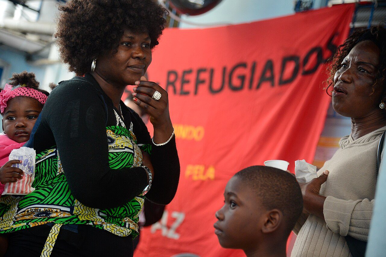 Photograph: REFUGIADOS DO CONGO SE UNEM PARA TORCER PELOS JUDOCAS DA EQUIPE DE REFUGIADOS